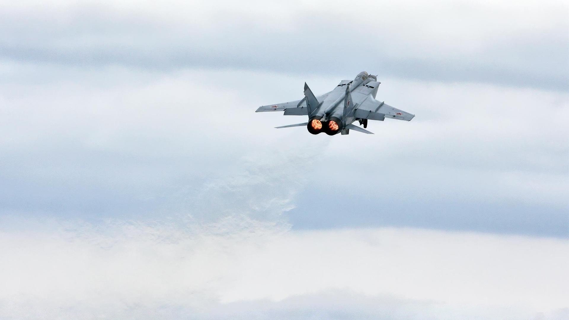 教练调度风格是否直接影响球队体能分配方式，教练员如何有效调控运动员参赛过程