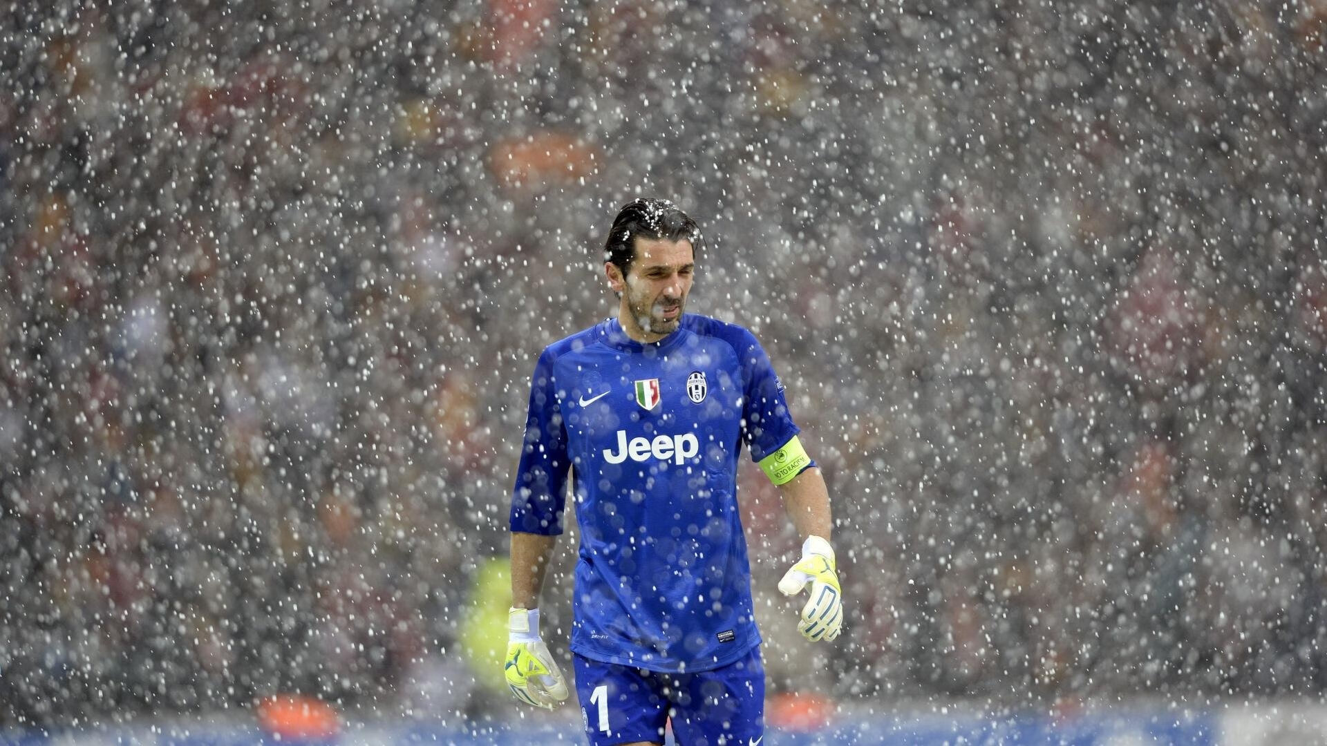 世界杯:退休老人组建“银发球评团” 用方言点评各场比赛走红